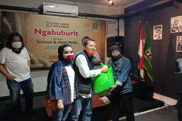 Terpuruk Akibat Corona,...
