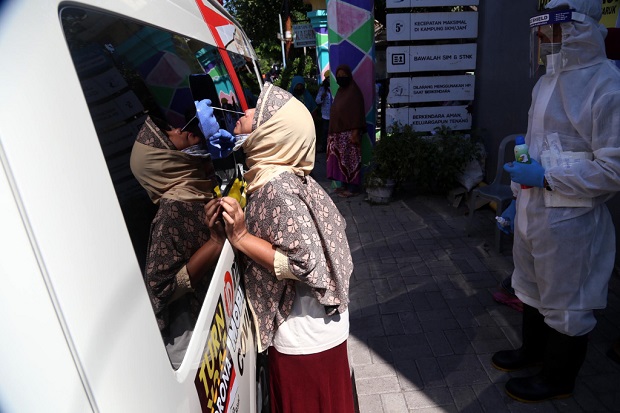 Ratusan Warga Sekitar...