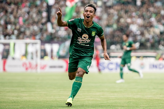 Pemain Persebaya Lakukan...