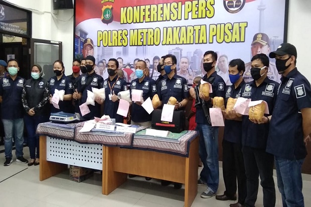 Polisi Bekuk Lima Pengedar...