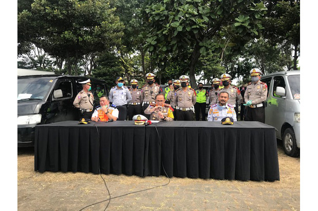 Puncak Nekat Mudik,...