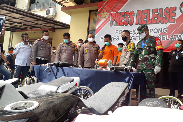 Polisi Ciduk Kawanan...