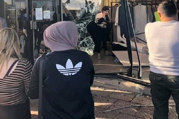 Mobil Tabrak Toko Hijab...