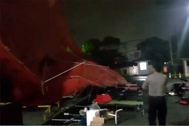 Dua Tenda Pos Penjagaan...