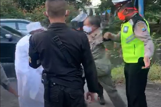 Tak Terima Ditindak,...