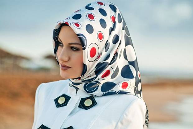 Pakai Hijab Bermotif...