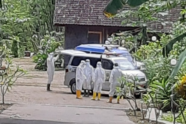 Lewat Jalur Kampung,...