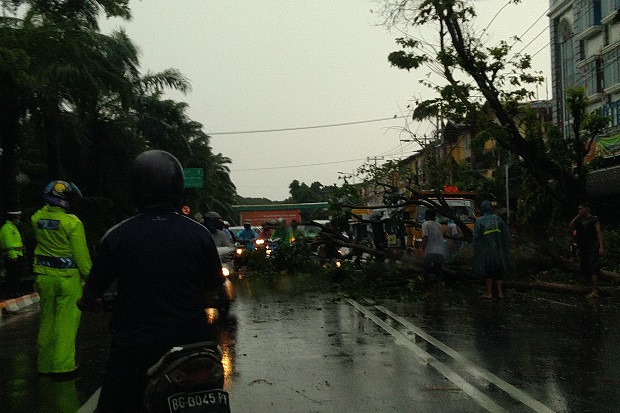 Hujan Angin, Baliho...
