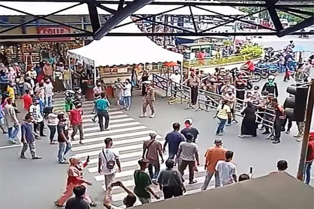 Bongkar Blokade Jalan,...