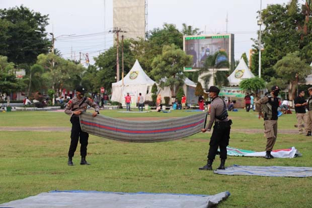 Aparat Bubarkan Warga...