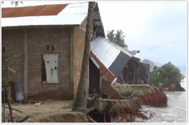 38 Rumah Ambruk, Gelombang...