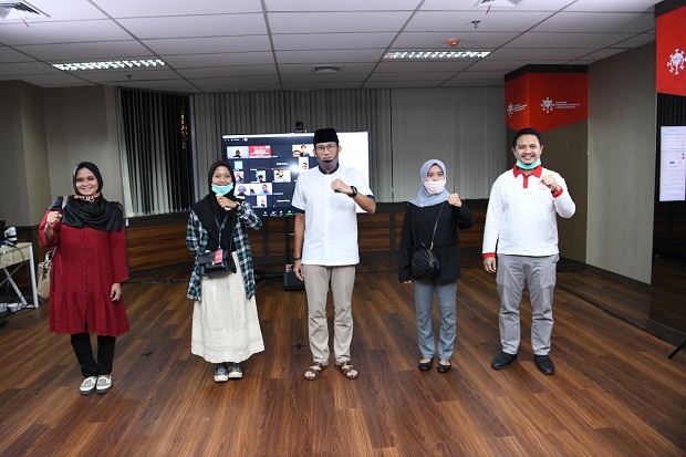 100 Pelajar Terima Beasiswa...