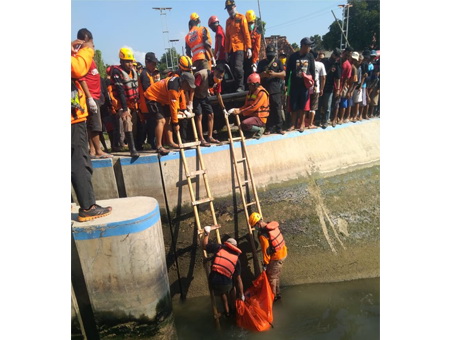 Tenggelam di Saluran...