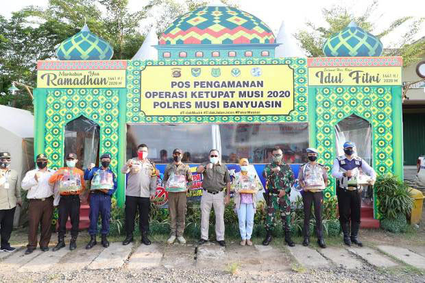 Rayakan Idul Fitri,...