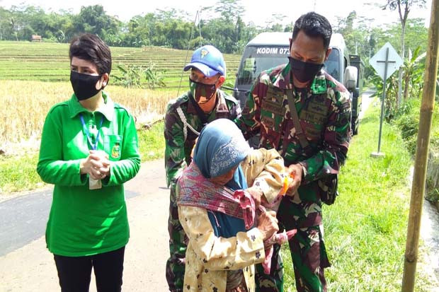 Bagikan Bingkisan Lebaran,...