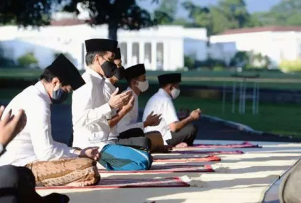 Presiden Jokowi Salat...