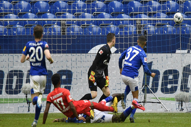 Pelatih Schalke Soroti...