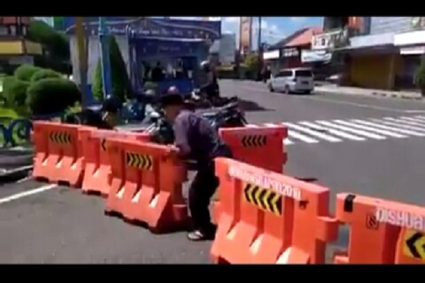 Warga Pembongkar Barikade...