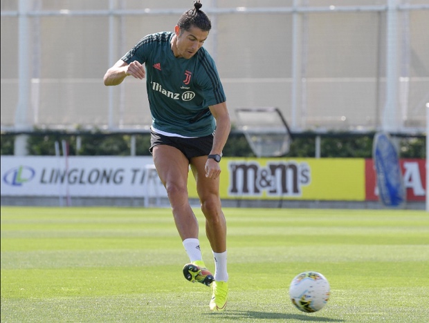 Cristiano Ronaldo Nikmati...