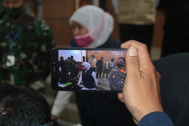 Khofifah Minta Warga...