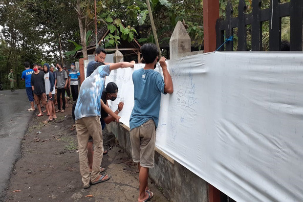 Warga Banaran Bubarkan...