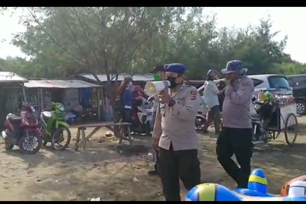 Polisi Bubarkan Wisatawan...