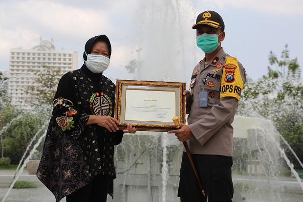 Bongkar Peredaran 100...