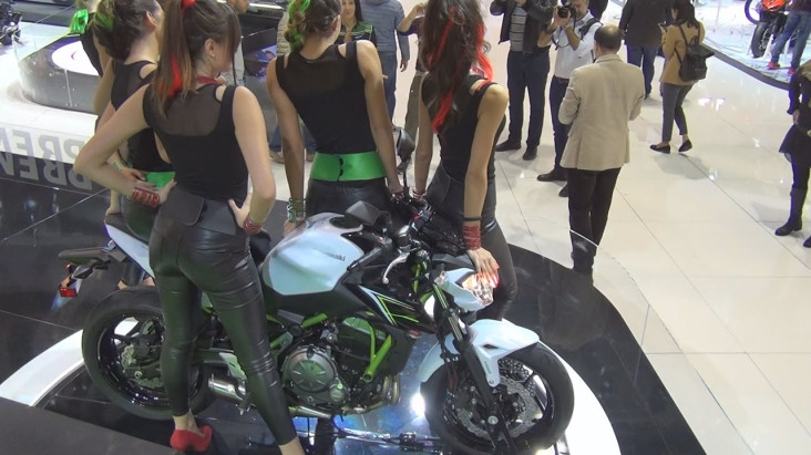 Bantu Ninja, Model Telanjang...