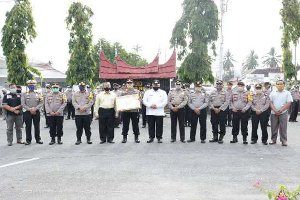 Wali Kota Zul Serahkan...