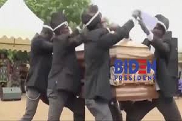 Trump Serang Biden dengan...