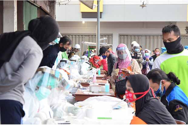 Rapid Test Ratusan Pedagang-Pembeli...