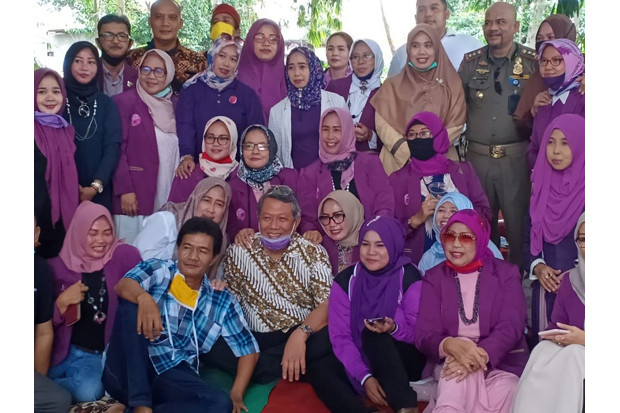 Viral Foto Bareng Ibu-ibu...