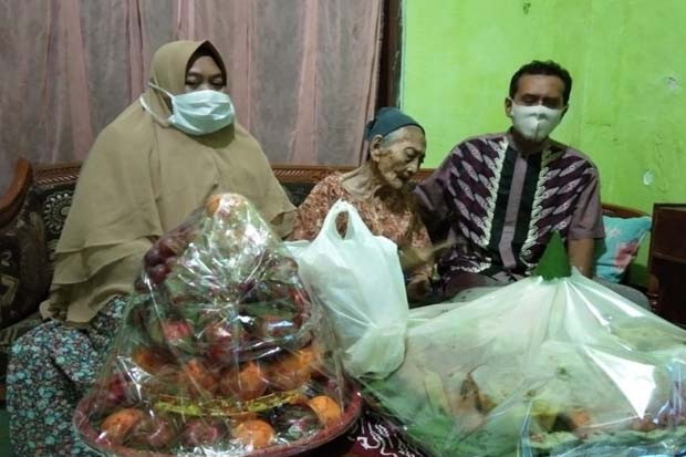 Nenek Usia 100 Tahun...