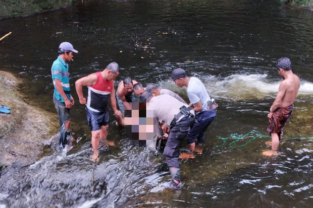Ingin Ajari Berenang,...