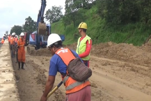 Diguyur Hujan Deras,...