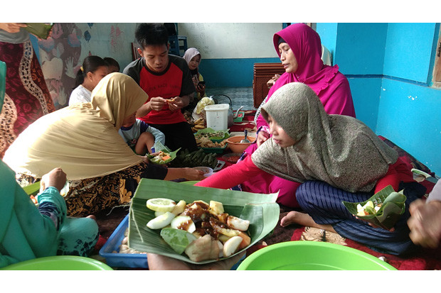 Tradisi Syawalan, Warga...