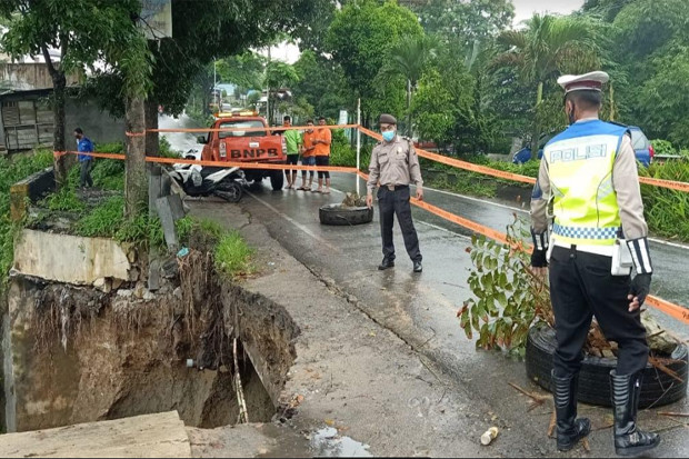 Curah Hujan Tinggi,...
