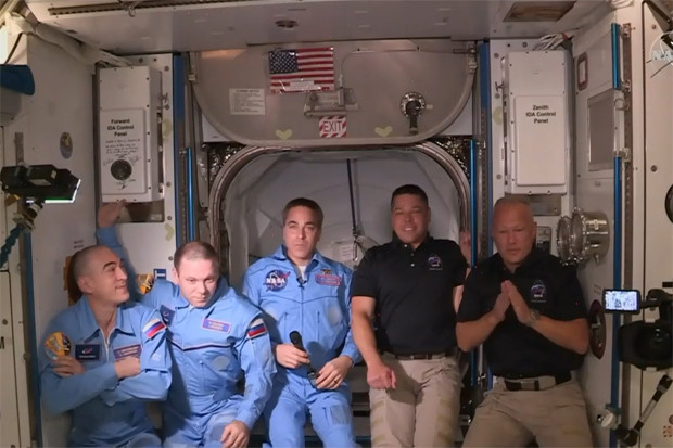 Sampai di ISS, Dua Astronot...