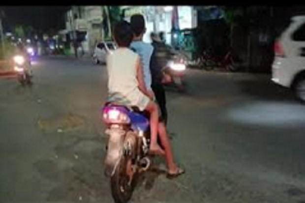 Duh, Tanpa Helm dan...