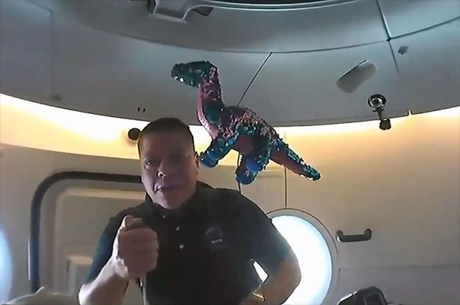 Astronot NASA Bawa Boneka...
