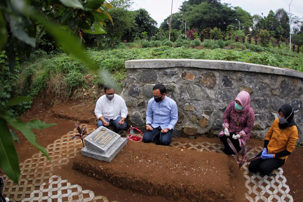 Peringati Hari Lahir...