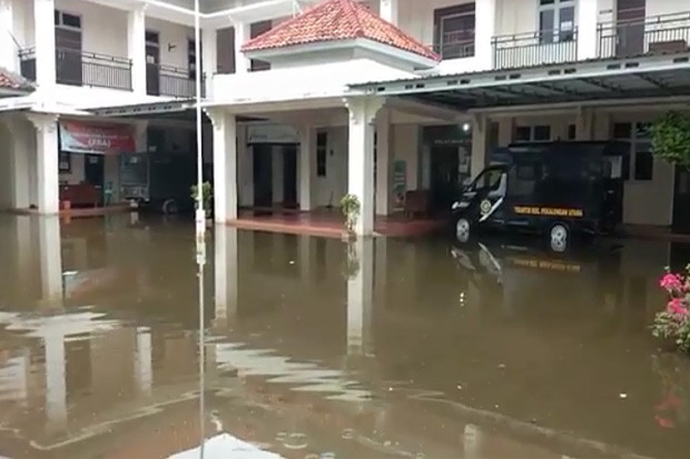 Banjir Rob Landa Pekalongan,...