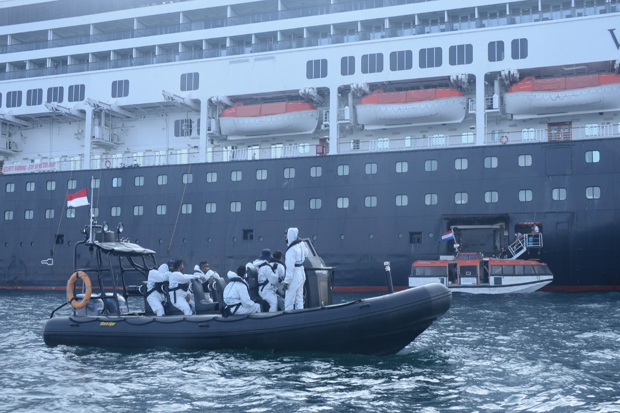 Tiba di Tanjung Priok,...