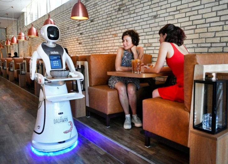 Robot-robot Sajikan...