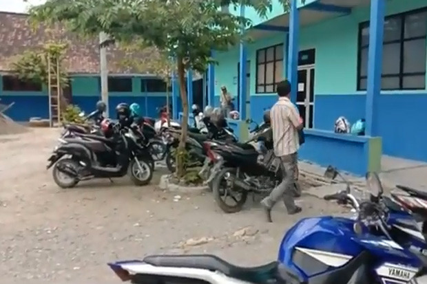 Calon Siswa Batal Mendaftar,...