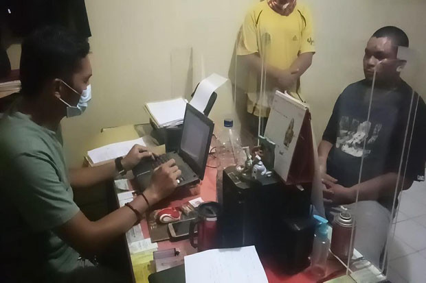 Anak Minta Ponsel, Pria...