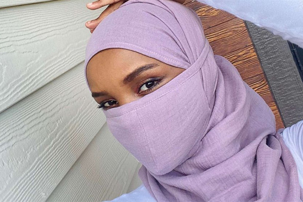 Model Halima Aden Buat...
