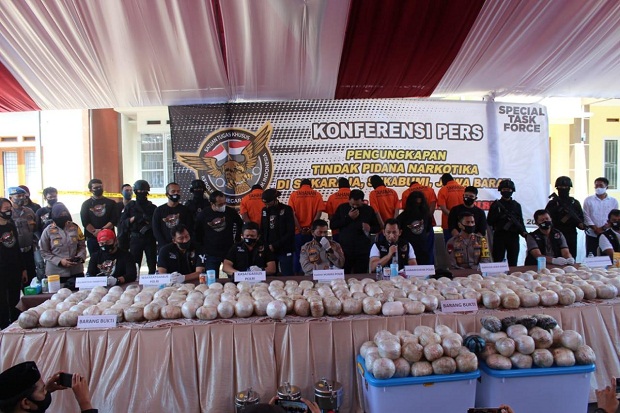 6 Tersangka Kasus 402...