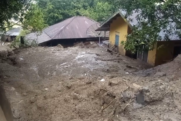 Tanah Datar Dihantam...