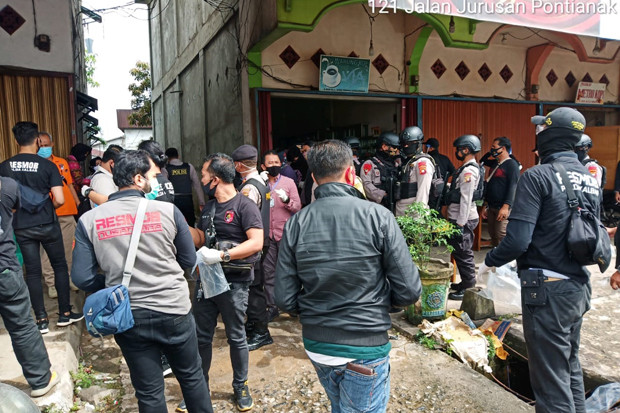 Bersenjata Lengkap,...
